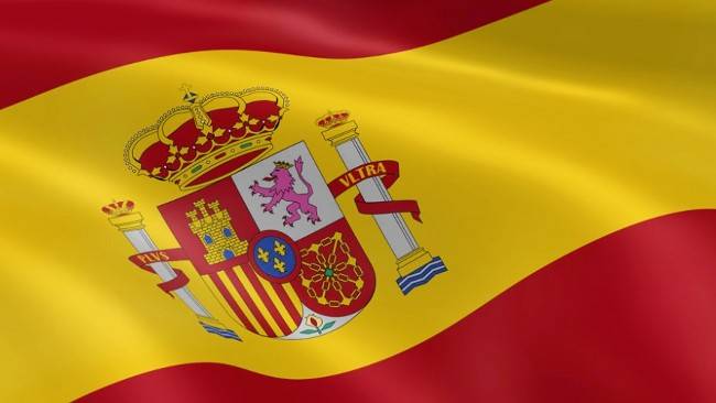 İspanyolca Tercüme Bürosu'nda İspanya bayrağı rüzgarda dalgalanıyor.